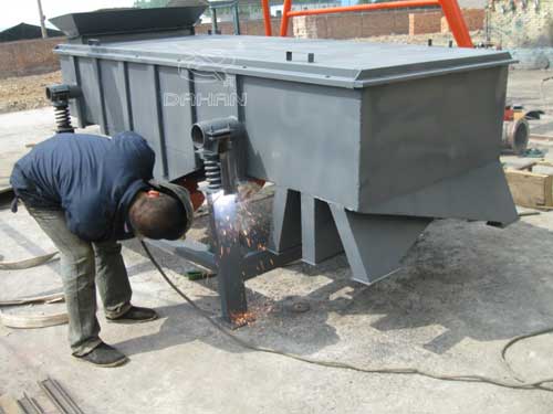 直線(xiàn)振動(dòng)篩生產(chǎn)現(xiàn)場(chǎng)